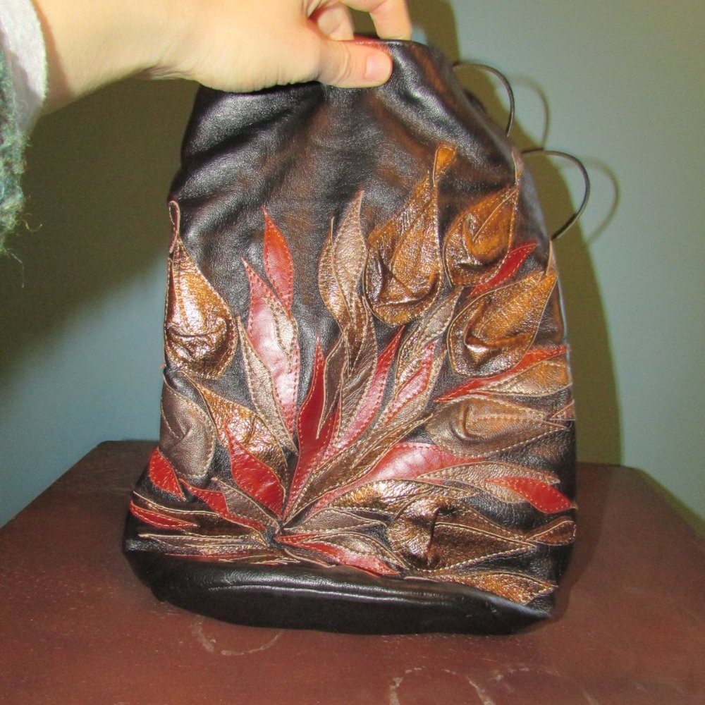 Black leather Bucket bag with flowers - Picture 2 of 5